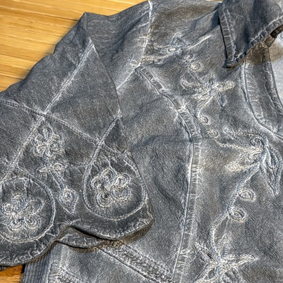 Beautiful 💯 Cotton Gray Lace Button-Up Blouse With Lace Detail - Picture 3 of 11